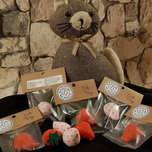 Katzenspielzeug - Erdbeere mit Katzenminze